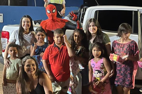 “Homem Aranha” e empresários entregam brinquedos e alimentos para famílias carentes no Dia das Crianças