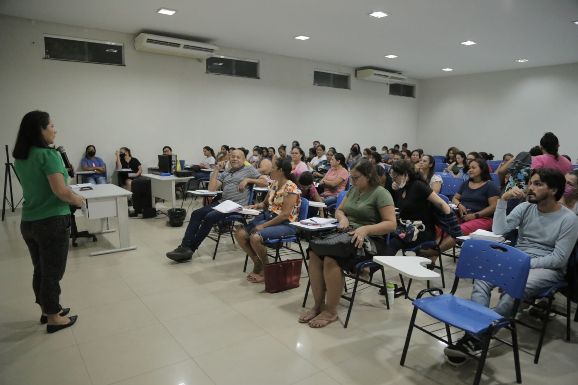 Alunos da Escolegis lotam sala de aula de preparatório para concurso