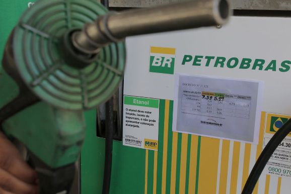 Petrobras reduz preço da gasolina em 4,66% para distribuidoras