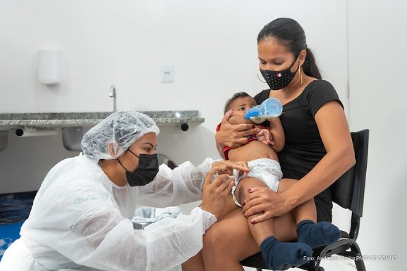 Crianças de seis meses a menores de cinco anos sem comorbidades já podem receber vacina contra a Covid