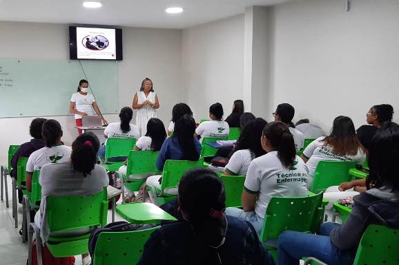 Ciclo de palestras aborda fluxo do sangue e importância da doação junto a estudantes