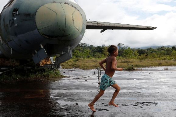 Militares trabalham durante a noite para reformar pista em TI Yanomami