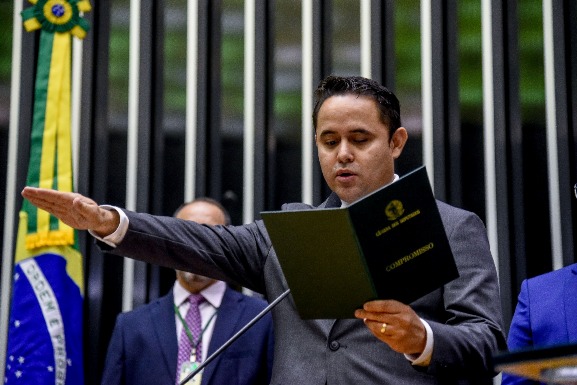 Gabriel Mota é empossado como deputado federal em Brasília