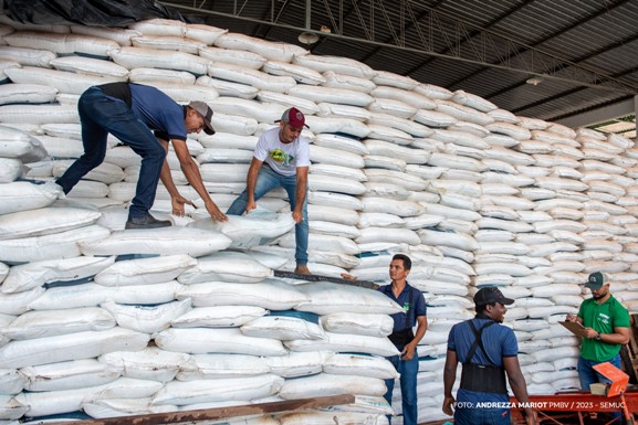 Agricultura familiar: Prefeitura libera 400 toneladas de insumos do PMDA para 172 agricultores de Boa Vista