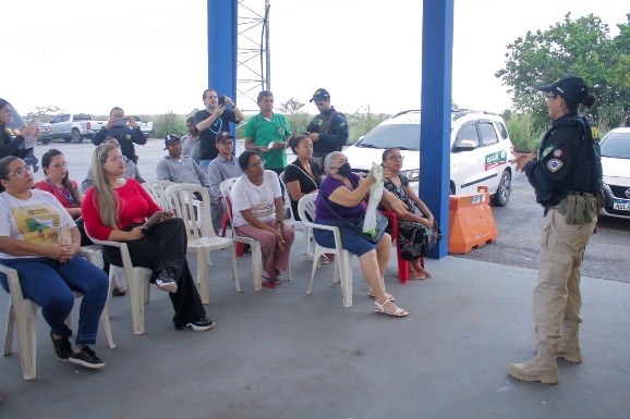 Trabalho Infantil: Programa de Direitos Humanos da ALE-RR faz palestra na BR-174 para conscientizar passageiros e motoristas