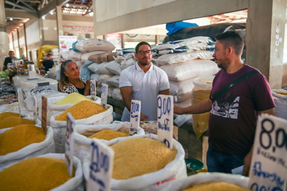 Ouvidoria Itinerante da ALE-RR recebe demandas durante panfletagem na Feira do Produtor