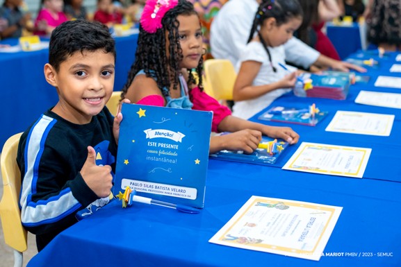 Alunos com autismo de escola da prefeitura lançam seus próprios livros em noite de autógrafos