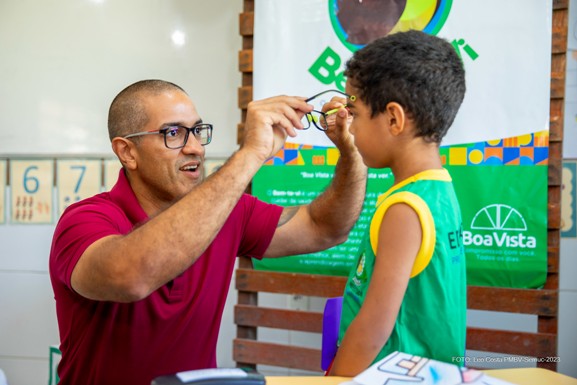 Bem-Te-Vi: Prefeitura inicia entrega de óculos do projeto para alunos de Boa Vista