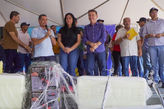 Caracaraí: pescadores artesanais recebem kits de pesca destinados pelo senador Mecias de Jesus