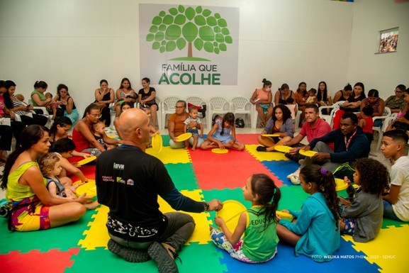 Semana do Bebê: objetos se transformam em instrumentos durante atividade de musicalização na primeira infância