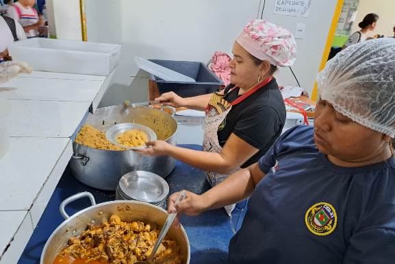 Profissionais de copa e cozinha participam de capacitação em alimentação escolar