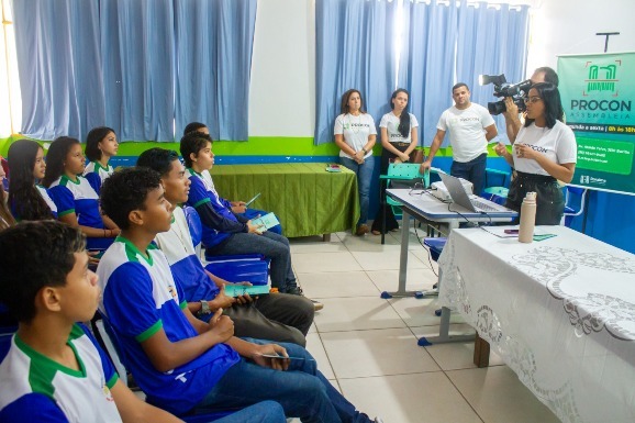 Palestra para alunos de escola pública sobre relações consumeristas encerra programação especial