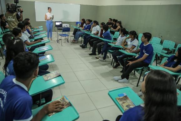 ALE-RR promove treinamento para alunos de escola no bairro Nova Cidade sobre riscos do tráfico humano