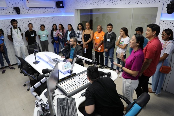 ALE-RR apresenta infraestrutura de comunicação a representantes de rádio comunitária de refugiados
