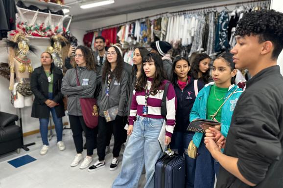 Alunos de balé do Teatro Municipal visitam Escola do Bolshoi no Brasil em Joinville