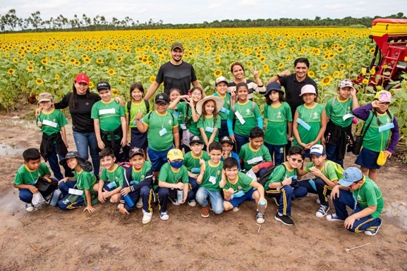 Alunos da rede municipal visitam e se encantam com o campo de girassóis