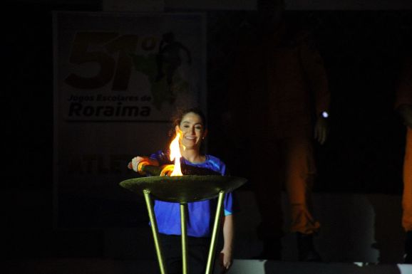 Daniele Hypólito acende a pira olímpica na abertura da Etapa Final dos 51° Jogos Escolares de Roraima
