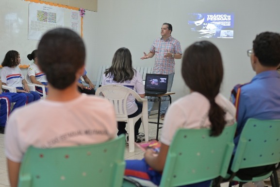 Projeto da ALE-RR orienta e leva informações sobre combate ao tráfico humano para alunos do ensino médio