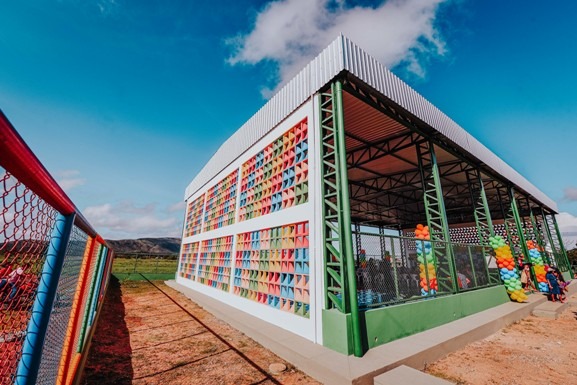 Prefeitura entrega duas novas quadras em escolas indígena e do campo