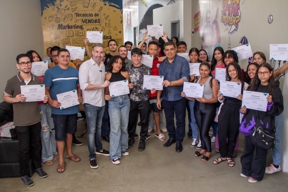 Presidente da ALE-RR entrega certificados a alunos do curso de informática básica da Escolegis