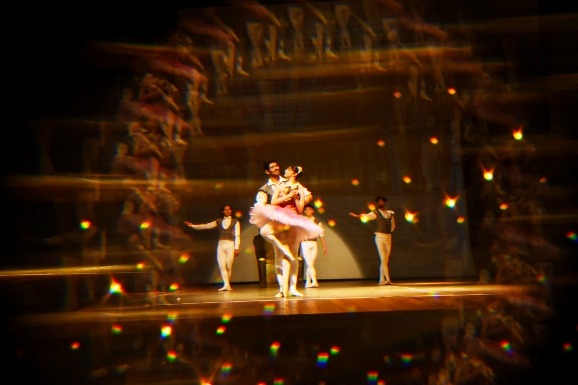 Com a casa cheia, alunos encantam o público com adaptação do clássico balé “A Bela Adormecida”