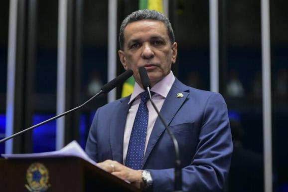 Senador Mecias critica falta de ação do Governo Federal frente à crise migratória em Roraima