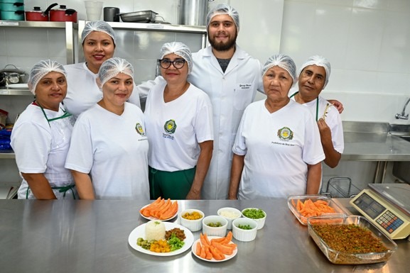 Merendeiras da rede municipal de ensino recebem capacitação em boas práticas alimentares