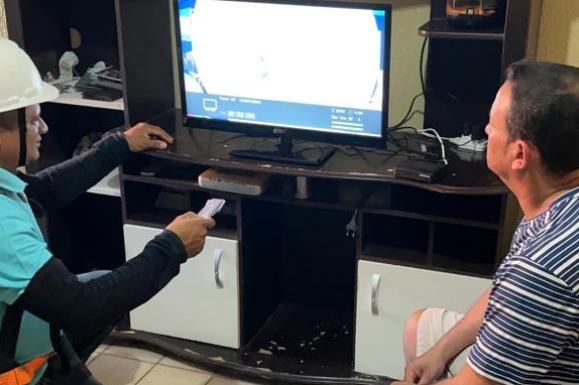 Dia dos Avós: nova parabólica digital transforma experiência de assistir à TV em família