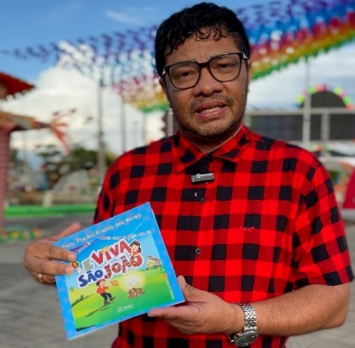Escritor fará distribuição gratuita do livro infantil “E Viva São João” no Arraial do Anauá
