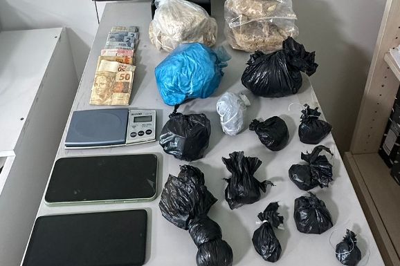 PCRR prende homem com crack e skunk no bairro Murillo Teixeira