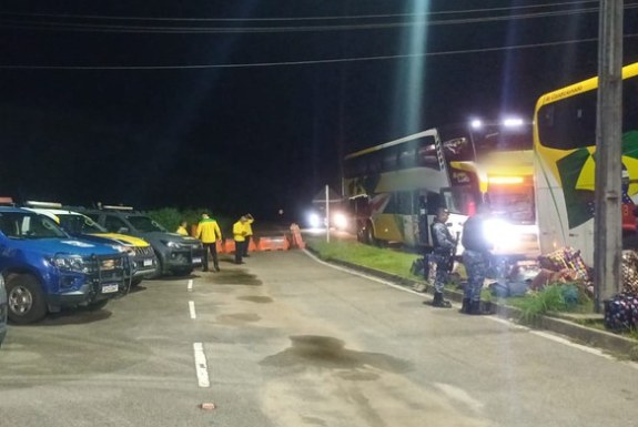 PRF-RR apreende arma de fogo e flagra entrada irregular de indianos no Brasil