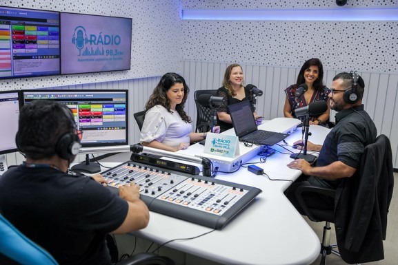 Equipe do Senado Federal vistoria equipamentos e conhece instalações da Rádio Assembleia