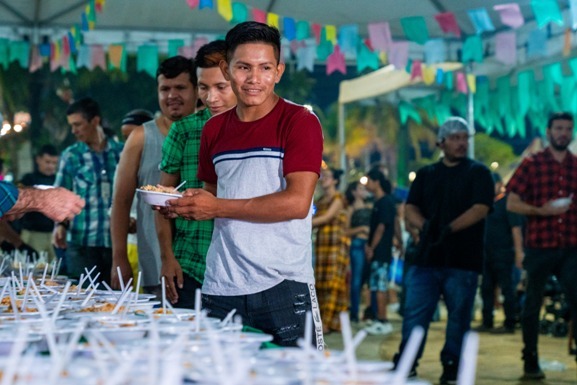 Gastronomia: distribuição de arroz carreteiro marca a última noite do São João no Parque Anauá