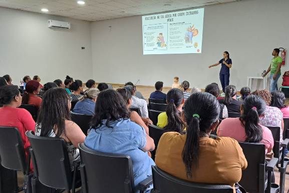 Merendeiros participam de capacitação sobre manipulação de alimentos, primeiros socorros e segurança no trabalho