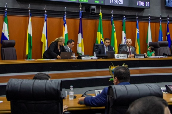 Deputados aprovam estágio na ALE-RR, reestruturação de carreiras do MPRR e novo formato do 13º salário