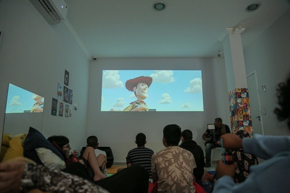 Adolescentes e pré-adolescentes assistidos pelo Teamarr ganham sessão especial de cinema