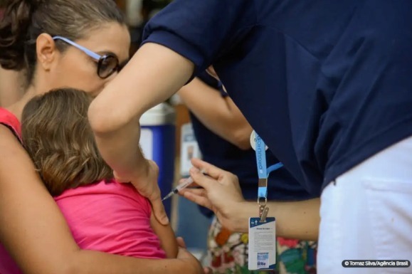 Brasil avança na imunização infantil e sai da lista dos países com mais crianças não vacinadas no mundo, revelam UNICEF e OMS
