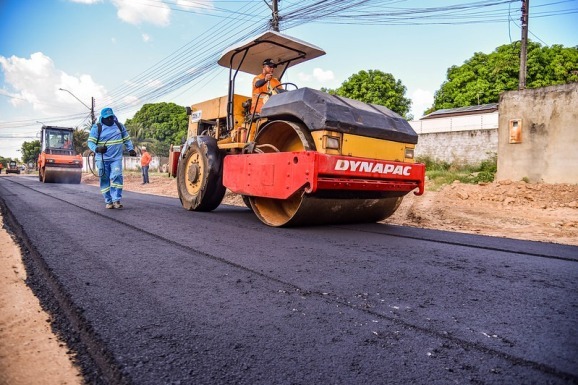 Ruas do bairro Caranã recebem obras de drenagem, recapeamento e urbanização