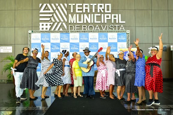 Idosos atendidos pela prefeitura esbanjam vitalidade com apresentações artísticas no Teatro Municipal