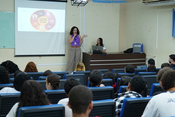 Conscientização: palestra da SEM aborda violência contra a mulher com alunos do Colégio Aplicação