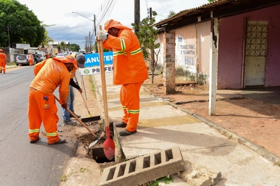 Prefeitura intensifica limpeza em “bocas de lobo” para prevenir alagamentos no período chuvoso