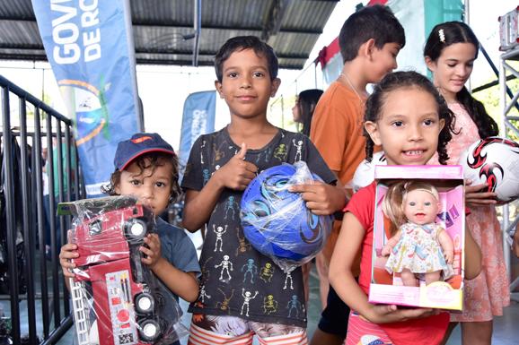 Natal Presente: Governo de Roraima inicia entrega de brinquedos em todos os municípios