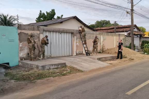 Operação prende quatro policiais militares suspeitos de desvio de droga apreendida