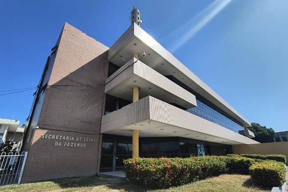 Governo paga salários a servidores e injeta R$ 295 mi na economia local